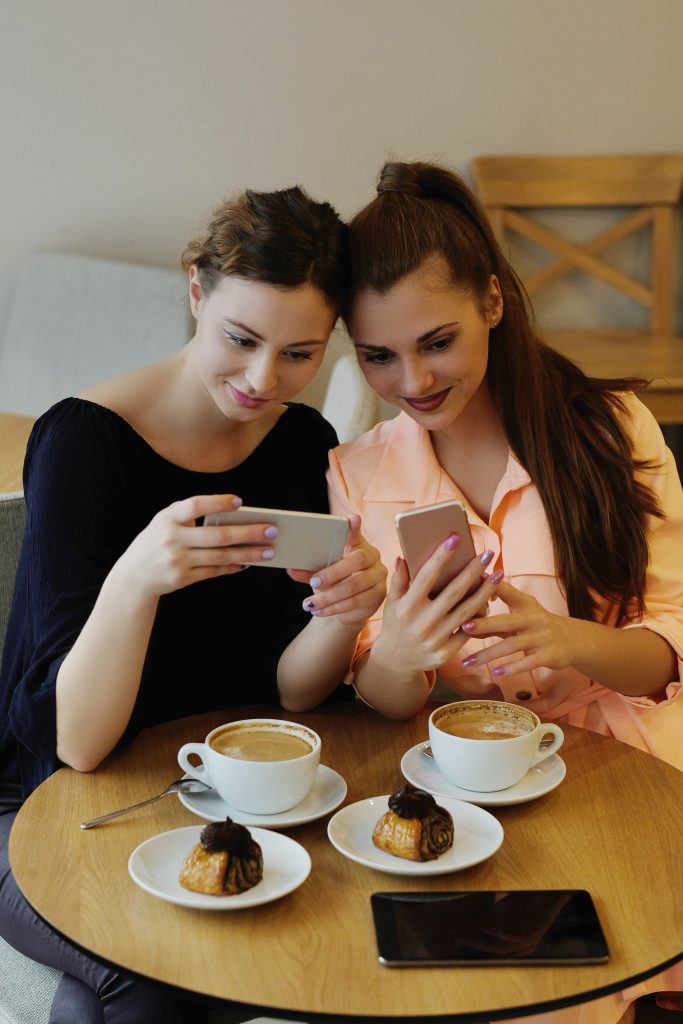 Contactanos 1 women cafe