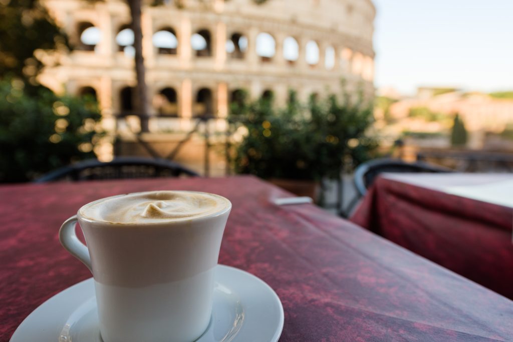 La Cultura del Café en Europa: Tendencias y Preferencias de los Consumidores Europeos 🇪🇺☕ 1 close up coffee table against building