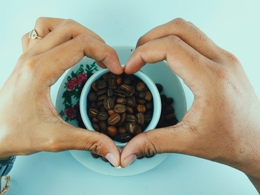 Cómo Almacenar y Mantener el Café en Casa para Conservar sus Propiedades y Sabor 2 close up hand holding coffee beans