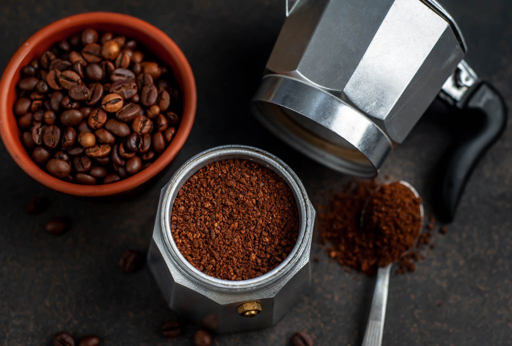 Beneficios del Café Molido vs. Café en Grano Entero: ¿Cuál Es Mejor para Ti? 3 geyser coffee maker beans stone table