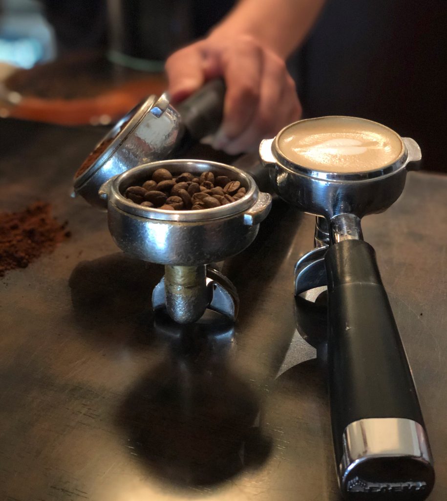 Beneficios del Café Molido vs. Café en Grano Entero: ¿Cuál Es Mejor para Ti? 4 hand holding coffee cup