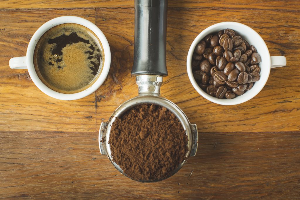 Beneficios del Café Molido vs. Café en Grano Entero: ¿Cuál Es Mejor para Ti? 2 high angle view coffee table