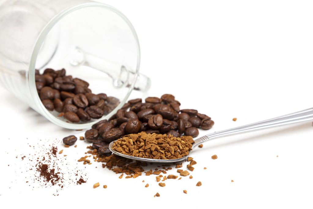 Beneficios del Café Molido vs. Café en Grano Entero: ¿Cuál Es Mejor para Ti? 7 macro shot instant granules beans coffee white background
