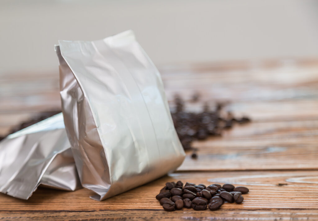 Cómo Almacenar y Mantener el Café en Casa para Conservar sus Propiedades y Sabor 6 metallic coffee bag with coffee beans