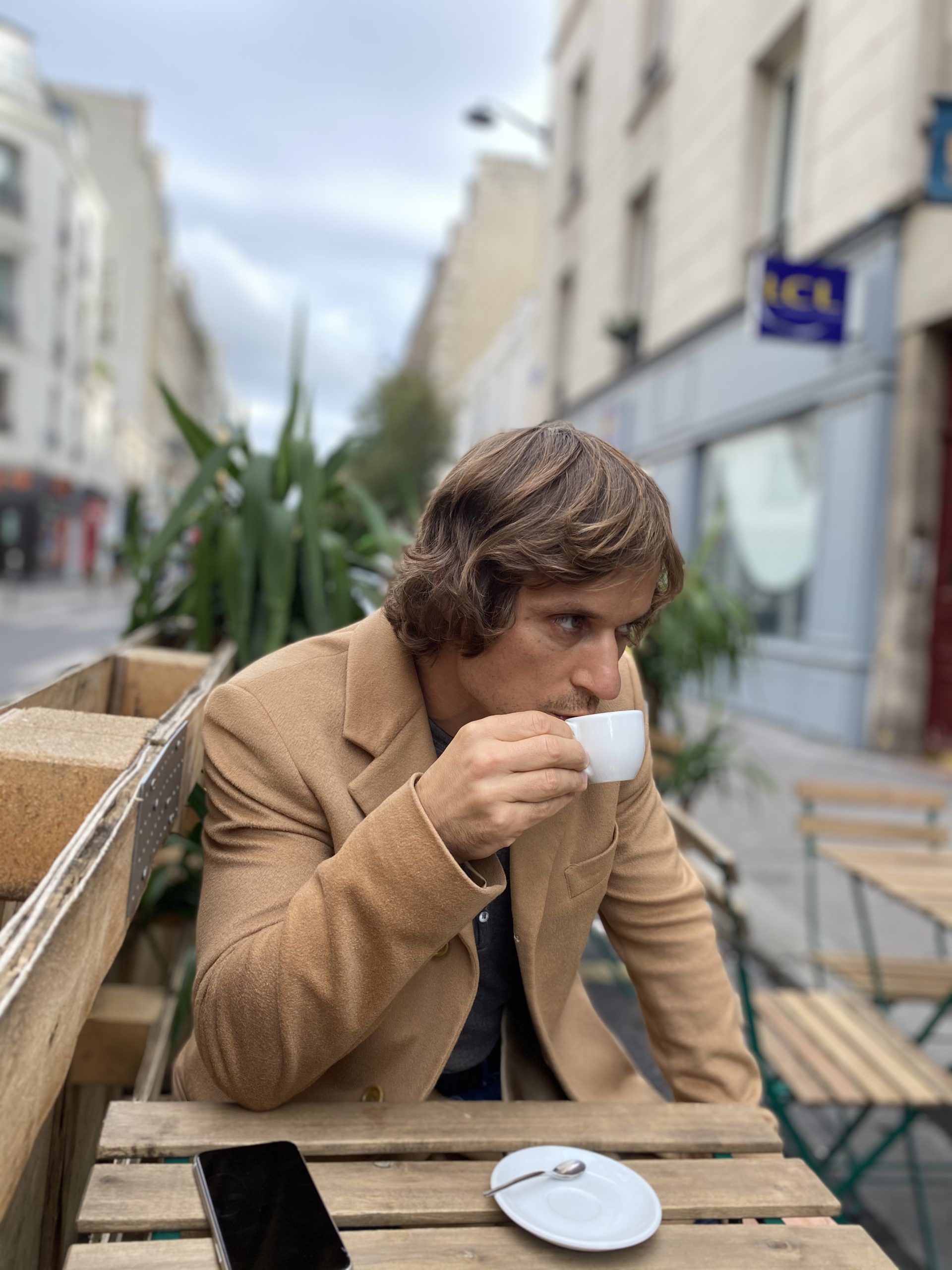 Beneficios del Café Molido vs. Café en Grano Entero: ¿Cuál Es Mejor para Ti? 5 portrait man drinking coffee scaled