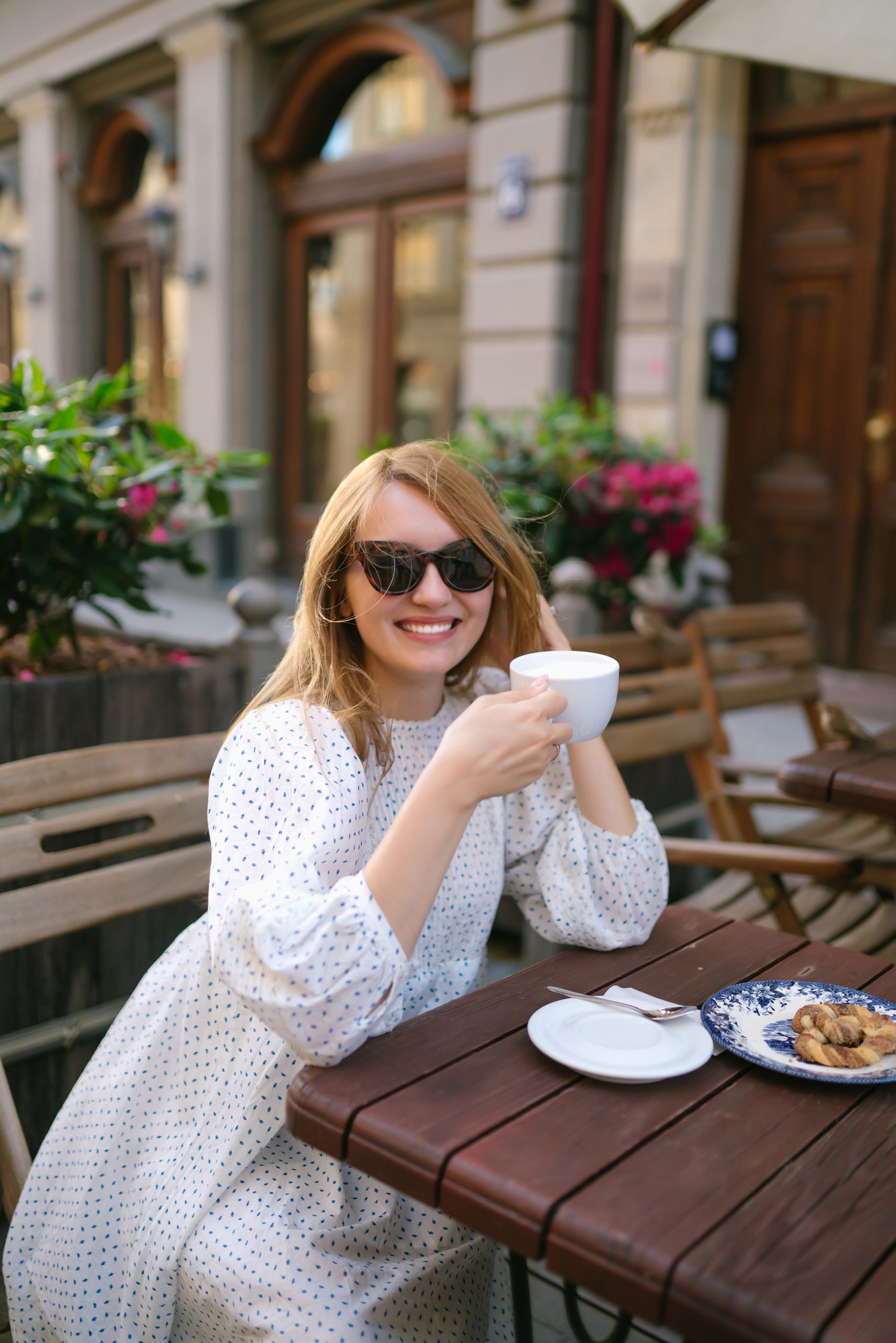 Beneficios del Café Molido vs. Café en Grano Entero: ¿Cuál Es Mejor para Ti? 6 tourist woman enjoys architecture city streets with cup coffee travel vacation concept scaled